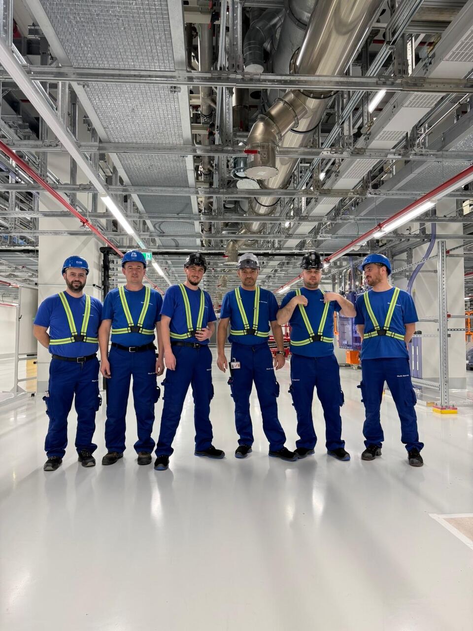 VM Team in einer Industriehalle